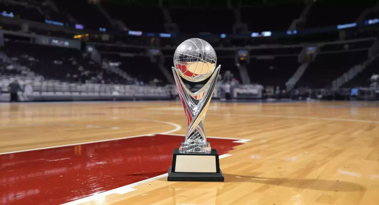 Bill Russell Trophy met NBA Finals court en futures odds van Finals MVP kandidaten