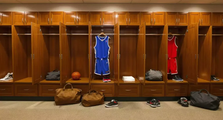 NBA-kleedkamer met persoonlijke tassen en jerseys op de banken na een speelhandel