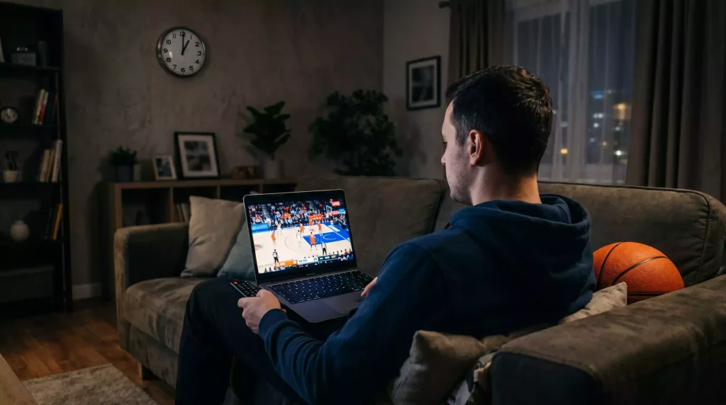 Nederlandse wedder op laptop met klok die middernacht aangeeft en NBA-livestream zichtbaar