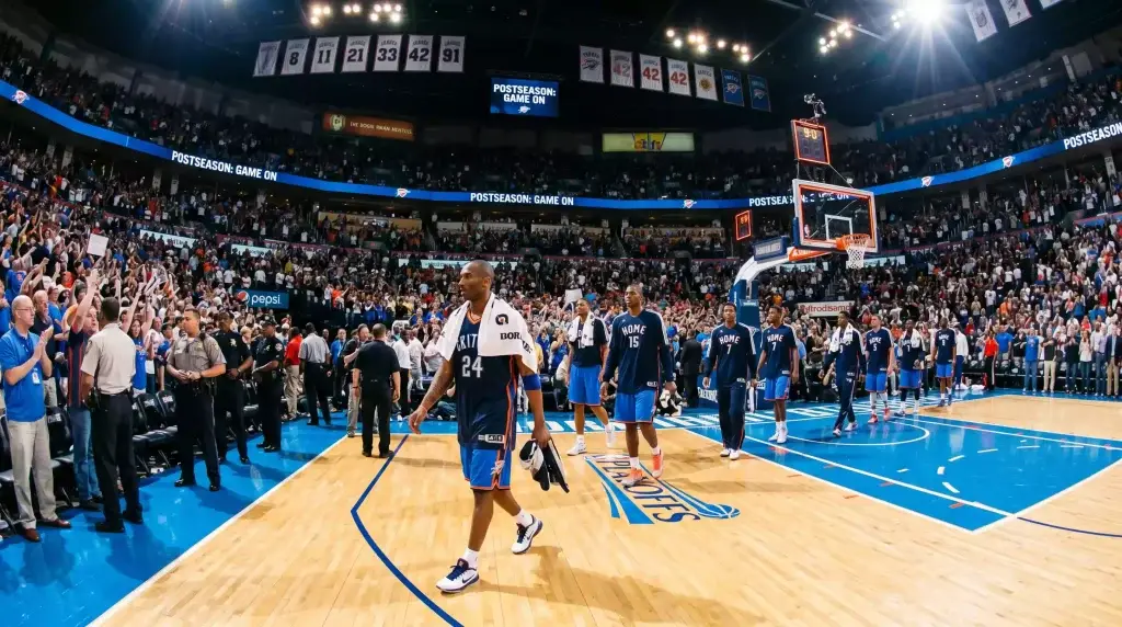 NBA-spelers betreden de arena voor een postseason-wedstrijd met volle tribunes