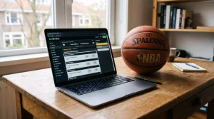 Nederlandse wedder bekijkt NBA player props op een laptop met KSA-vergunningslogo zichtbaar