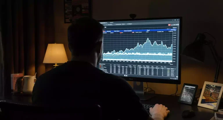 NBA-wedmarkt analist bestudeert spread-marges op een groot scherm tijdens een NBA-wedstrijd